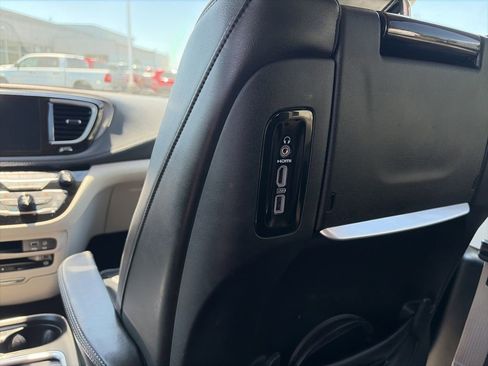 Used 2019 Chrysler Pacifica Limited w/ Tire & Wheel Group FWD image 14