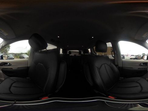 Used 2024 Chrysler Pacifica Touring-L image 44