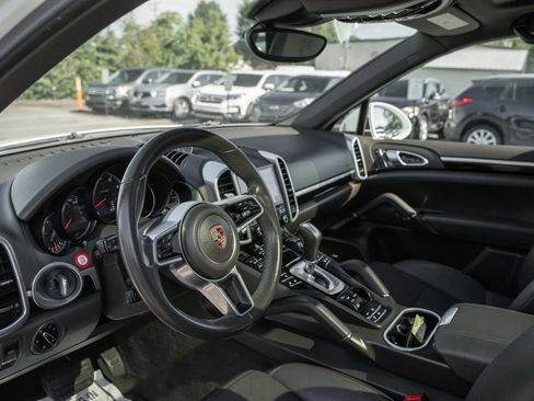 Used 2017 Porsche Cayenne AWD/4WD image 6
