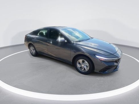 Used 2026 Hyundai Elantra SE FWD image 2