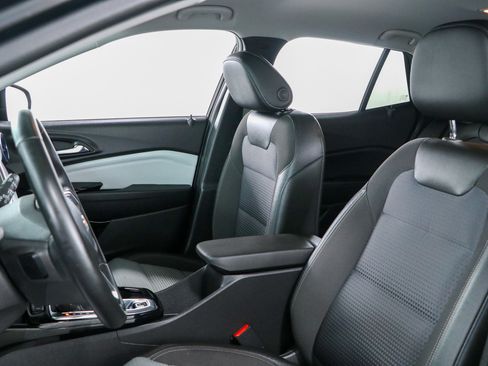 Used 2025 Chevrolet Trax LT w/ LT Convenience Package FWD image 23
