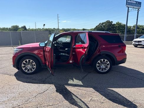 Used 2025 Ford Explorer Platinum AWD/4WD image 4