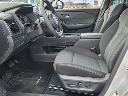 Used 2021 Nissan Rogue SV image 3