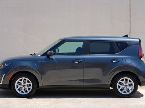 Used 2023 Kia Soul LX w/ LX Technology Package FWD image 39