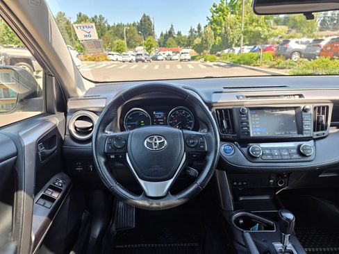 Used 2018 Toyota RAV4 XLE AWD/4WD image 12