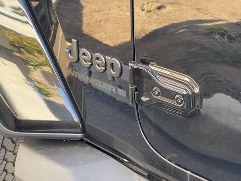 New 2026 Jeep Wrangler Unlimited Sahara AWD/4WD image 11