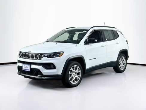 Used 2023 Jeep Compass Latitude image 1