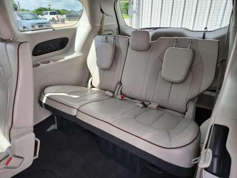 Used 2018 Chrysler Pacifica Limited w/ Advanced Safetytec Group FWD image 15