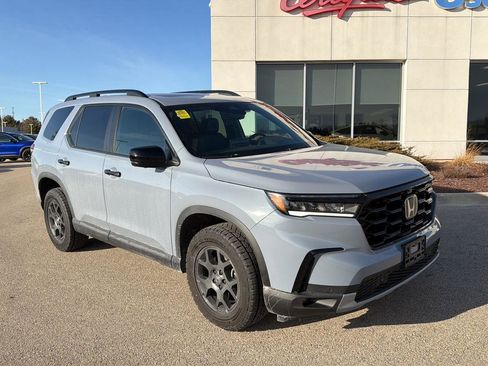 Used 2025 Honda Pilot TrailSport image 20
