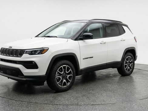 Used 2025 Jeep Compass Trailhawk image 3