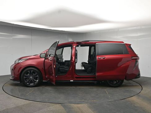 Used 2021 Toyota Sienna XSE FWD image 43