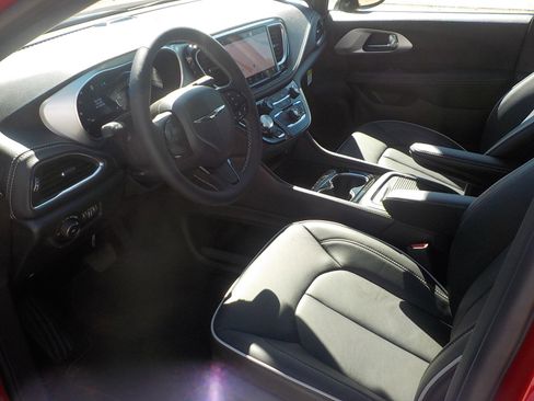 Used 2025 Chrysler Pacifica Premium image 12