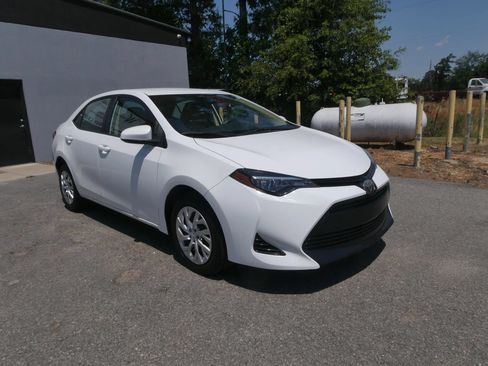 Used 2018 Toyota Corolla LE FWD image 3