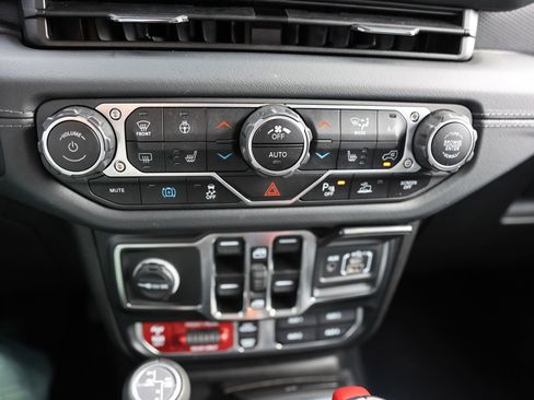 Used 2024 Jeep Wrangler Unlimited Rubicon 4xe AWD/4WD image 29