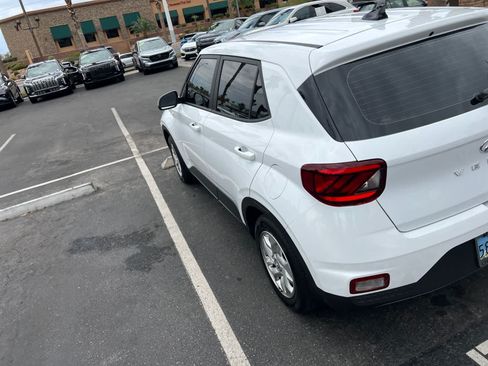 Used 2022 Hyundai Venue SE FWD image 8