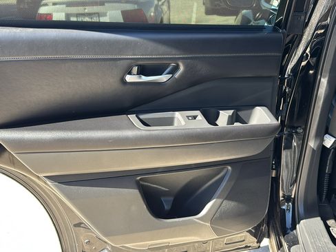 Used 2023 Nissan Pathfinder SL w/ Black Appearance Package image 24