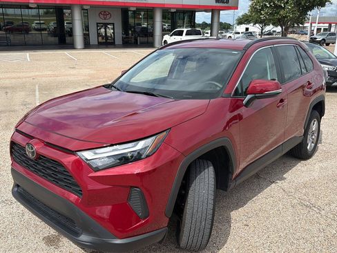 Used 2025 Toyota RAV4 XLE AWD/4WD image 7