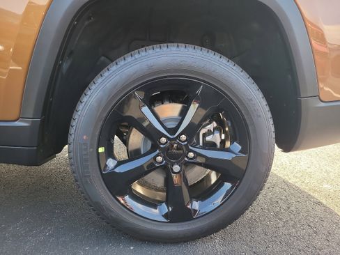 New 2026 Jeep Grand Cherokee L Limited w/ Limited Altitude Package AWD/4WD image 9