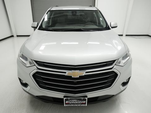 Used 2020 Chevrolet Traverse LT w/ Driver Confidence II Package FWD image 2