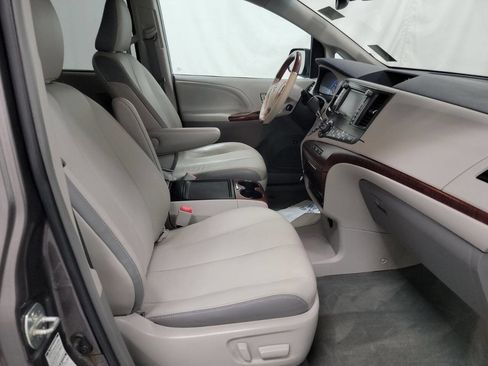 Used 2014 Toyota Sienna XLE image 7