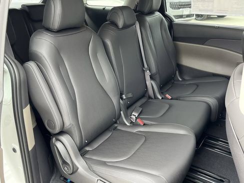 New 2026 Kia Carnival EX FWD image 26
