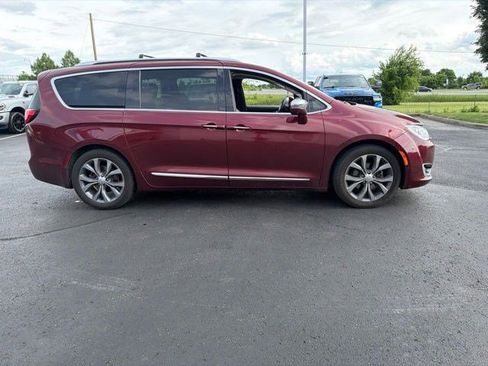 Used 2019 Chrysler Pacifica Limited w/ Tire & Wheel Group FWD image 11