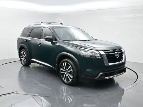 Used 2025 Nissan Pathfinder Platinum w/ Cargo Package AWD/4WD image 2