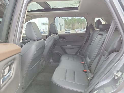 Used 2022 Nissan Rogue SV w/ SV Premium Package image 13