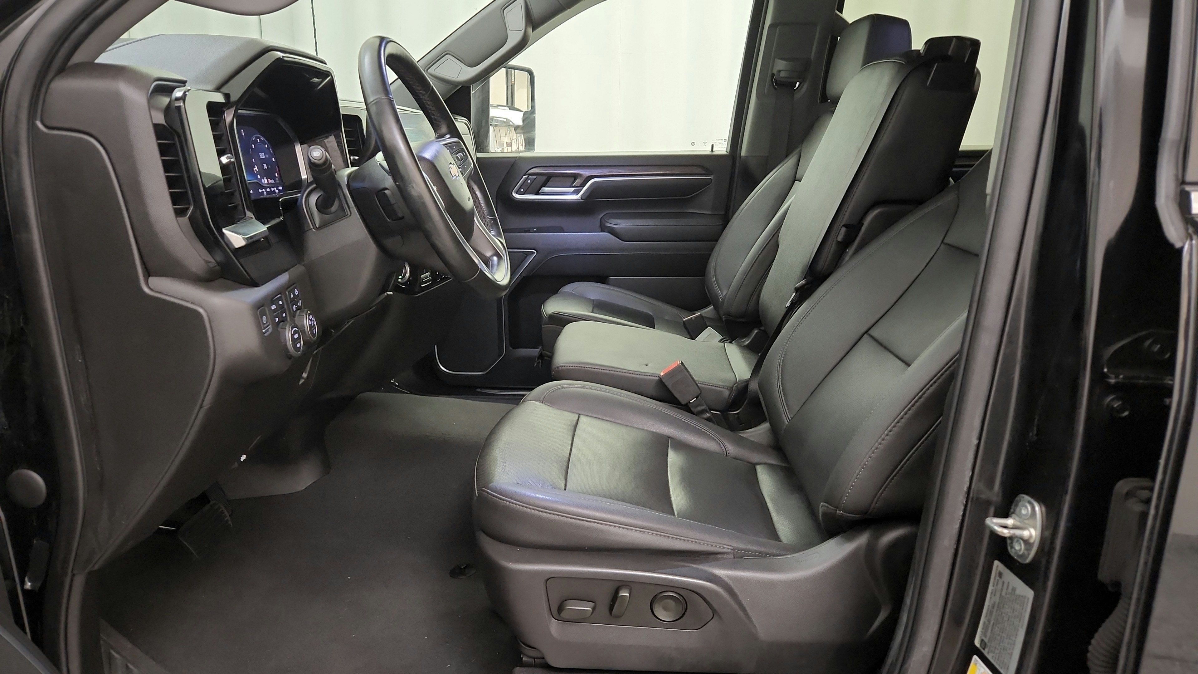 Used 2024 Chevrolet Silverado 2500 LTZ AWD/4WD image 18