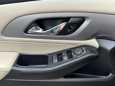 Used 2022 Chevrolet Traverse LS FWD image 14