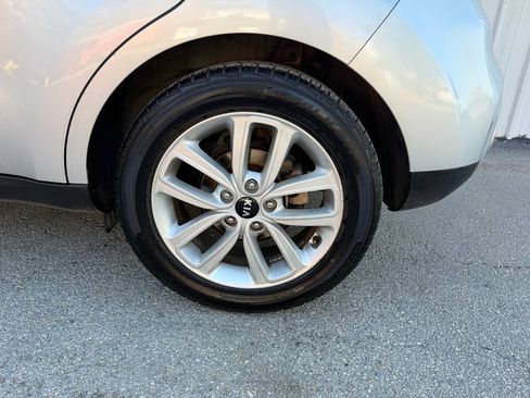 Used 2017 Kia Soul + FWD image 29