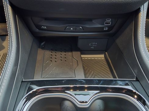 New 2026 Chrysler Pacifica Limited w/ Uconnect Theater Family Group image 11