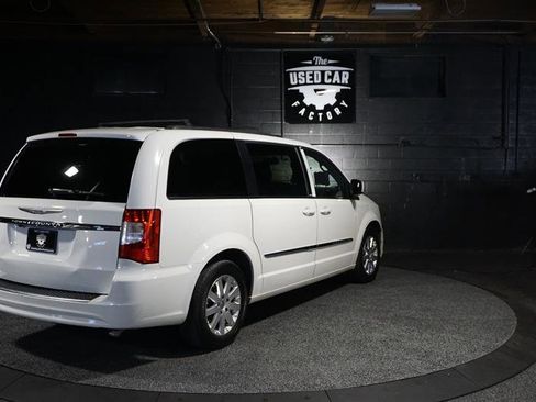 Used 2013 Chrysler Town & Country Touring image 5