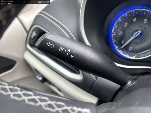 Used 2023 Chrysler Pacifica Touring-L image 26