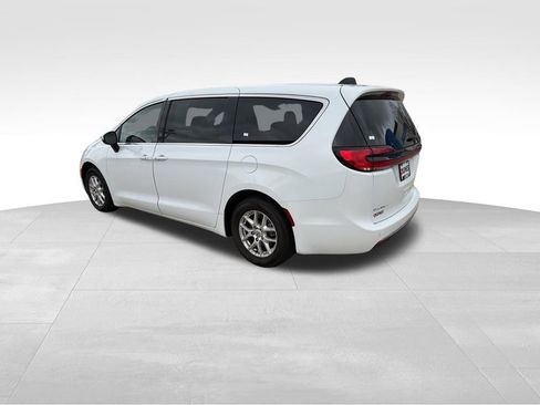 Used 2023 Chrysler Pacifica Touring-L FWD image 7