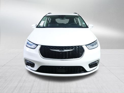 Used 2022 Chrysler Pacifica Touring-L FWD image 2