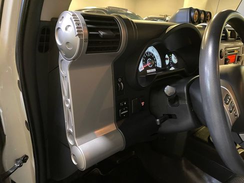 Used 2011 Toyota FJ Cruiser 4WD w/ Convenience Pkg image 17