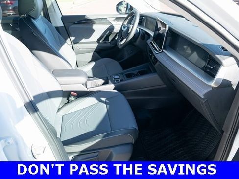 New 2025 Volkswagen Tiguan SE image 40