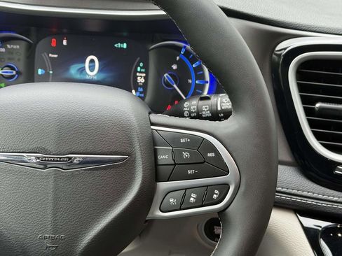 Used 2024 Chrysler Pacifica Select image 22