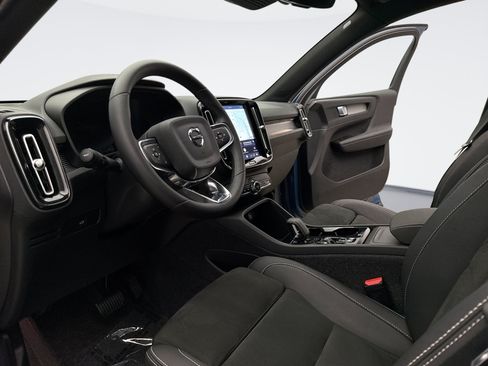 Used 2025 Volvo XC40 B5 Plus AWD/4WD image 10