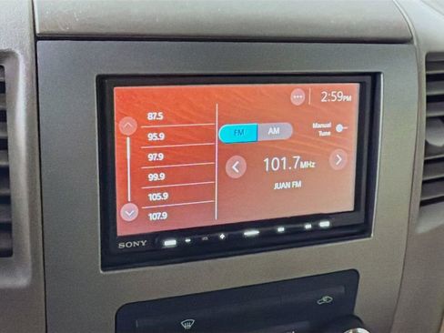 Used 2010 Nissan Titan SE image 16