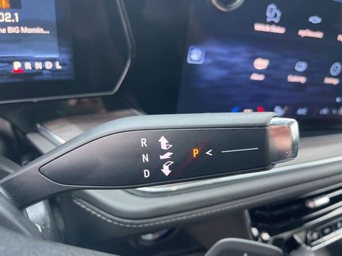 Used 2025 Chevrolet Suburban LT image 23