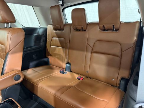 Used 2025 Nissan Pathfinder Platinum AWD/4WD image 36