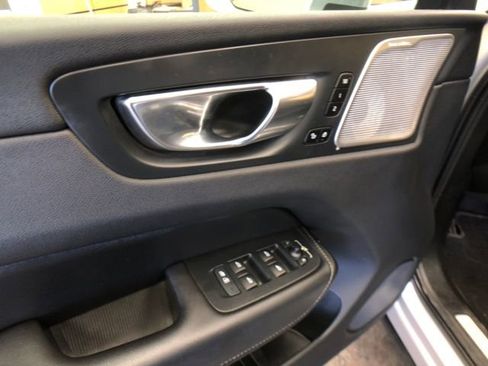 Used 2022 Volvo XC60 B5 Inscription image 12