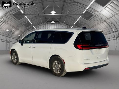 Used 2024 Chrysler Pacifica Touring-L image 7