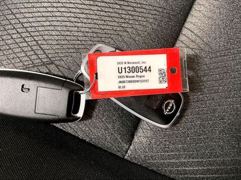 Used 2025 Nissan Rogue SV AWD/4WD image 31