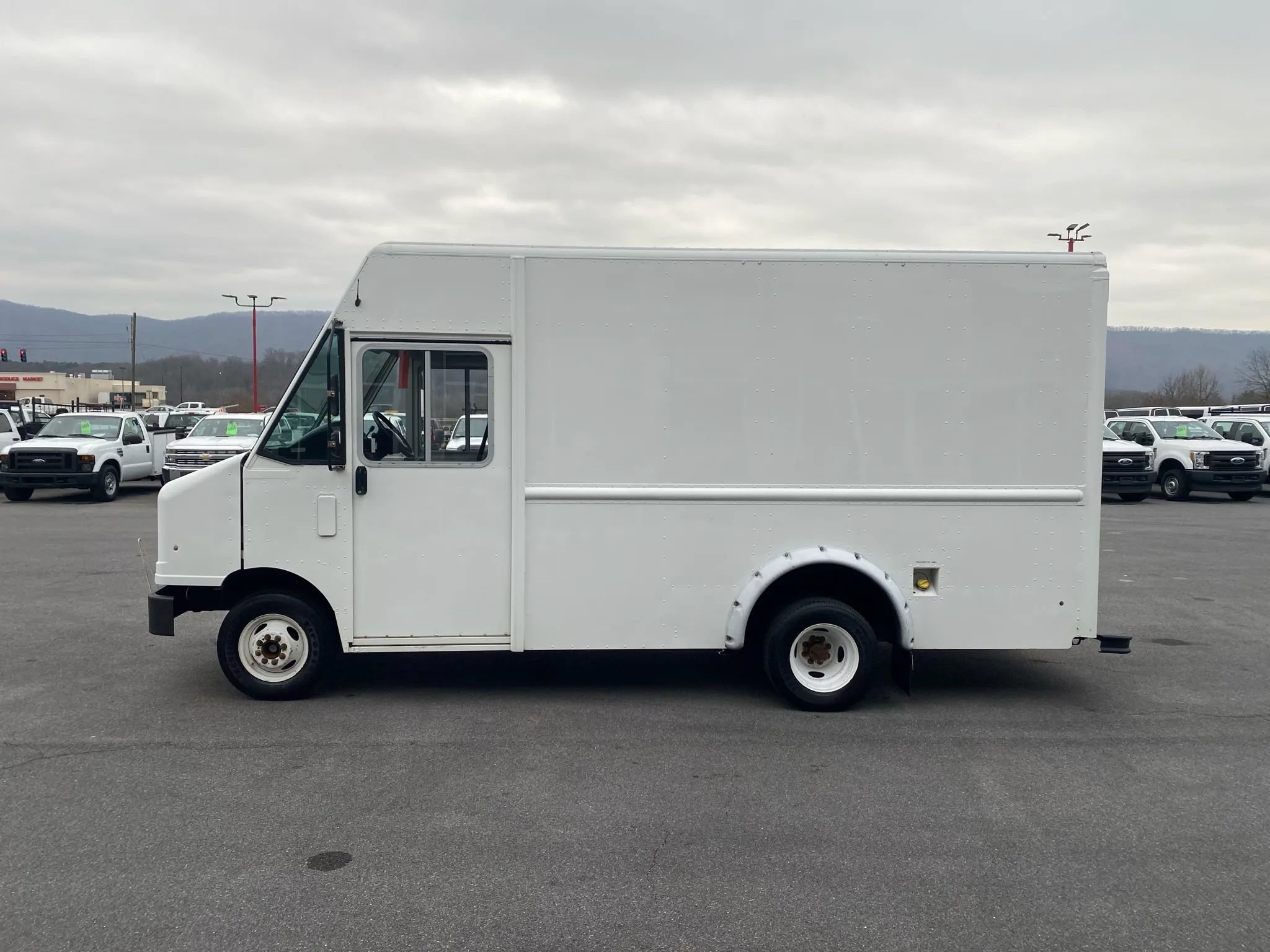 Used 2013 Ford E-350 and Econoline 350 Super Duty w/ Air Conditioning Prep Pkg RWD image 5