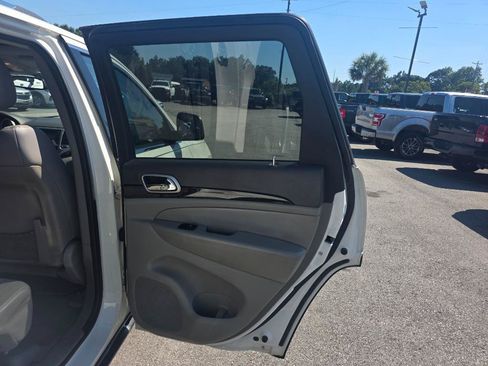 Used 2012 Jeep Grand Cherokee Laredo RWD image 12