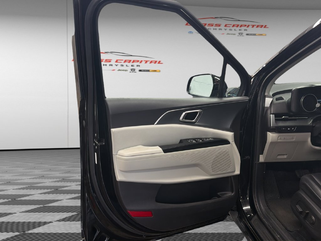 Used 2023 Kia Carnival LX FWD image 15