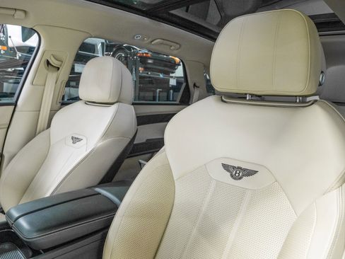 Used 2024 Bentley Bentayga Extended Wheelbase image 23